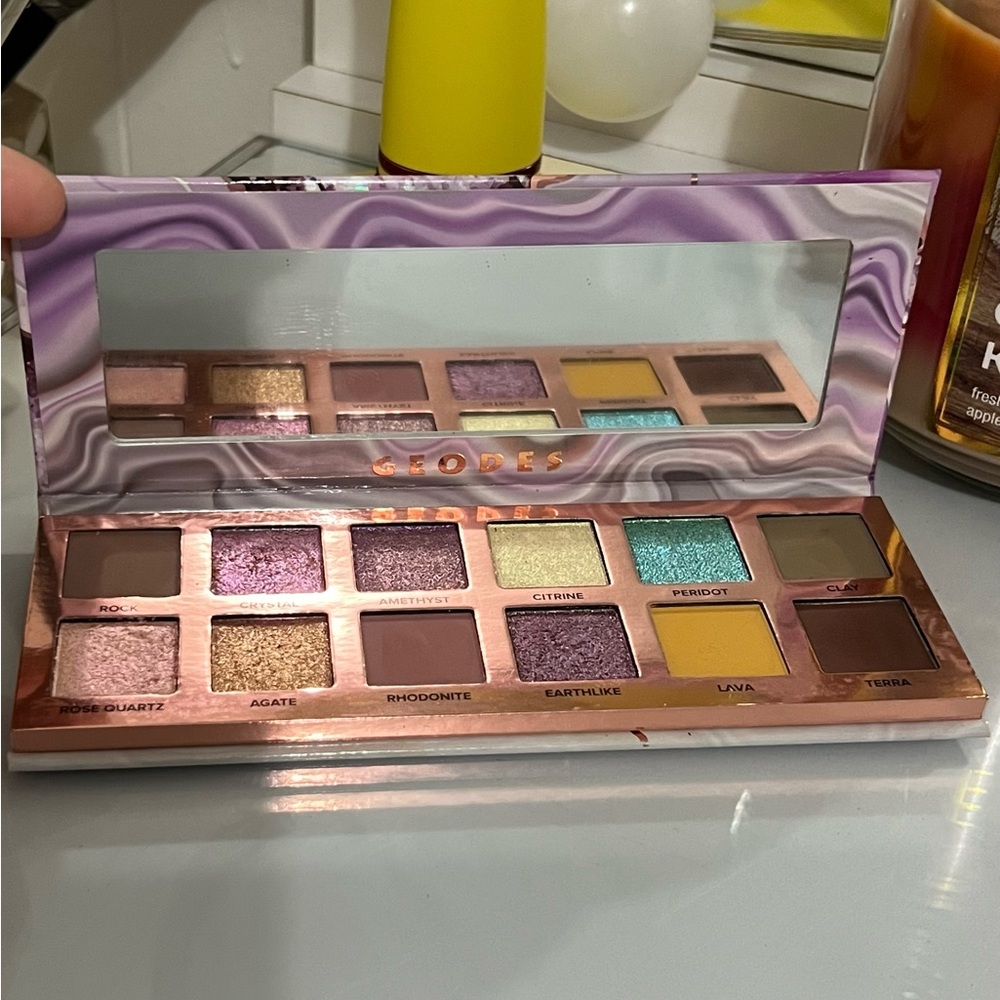 What's Up Beauty Geodes Eyeshadow Palette